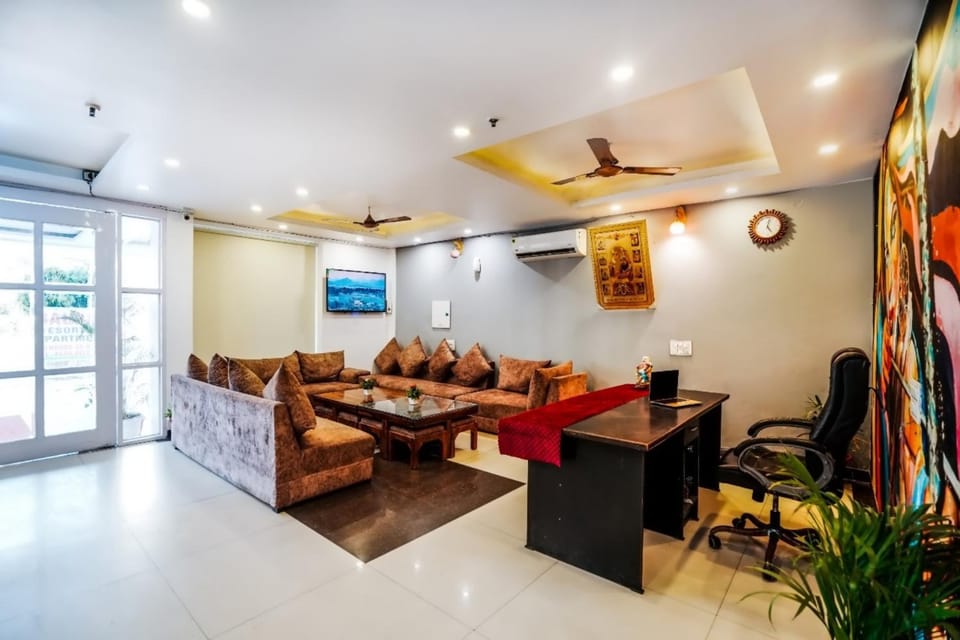Lobby or reception, Seating area, air conditioner