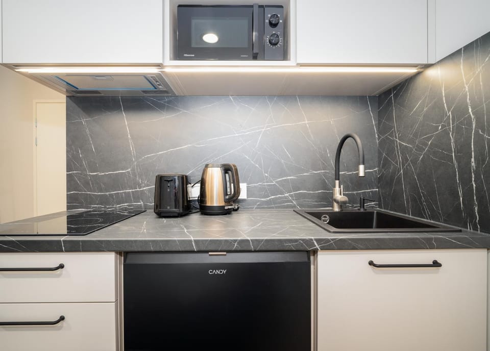 Coffee/tea facilities, Kitchen or kitchenette, stove, toaster