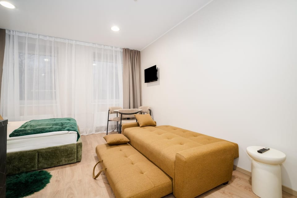 Bed, TV and multimedia, Seating area, Bedroom