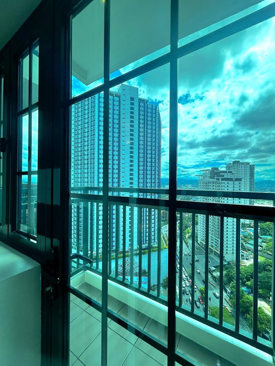 Condo Share in Katipunan - Loft Bed, Spacious Storage, WiFi, Pool, Gym, Sauna, Balcony Apartment hotel in Quezon City