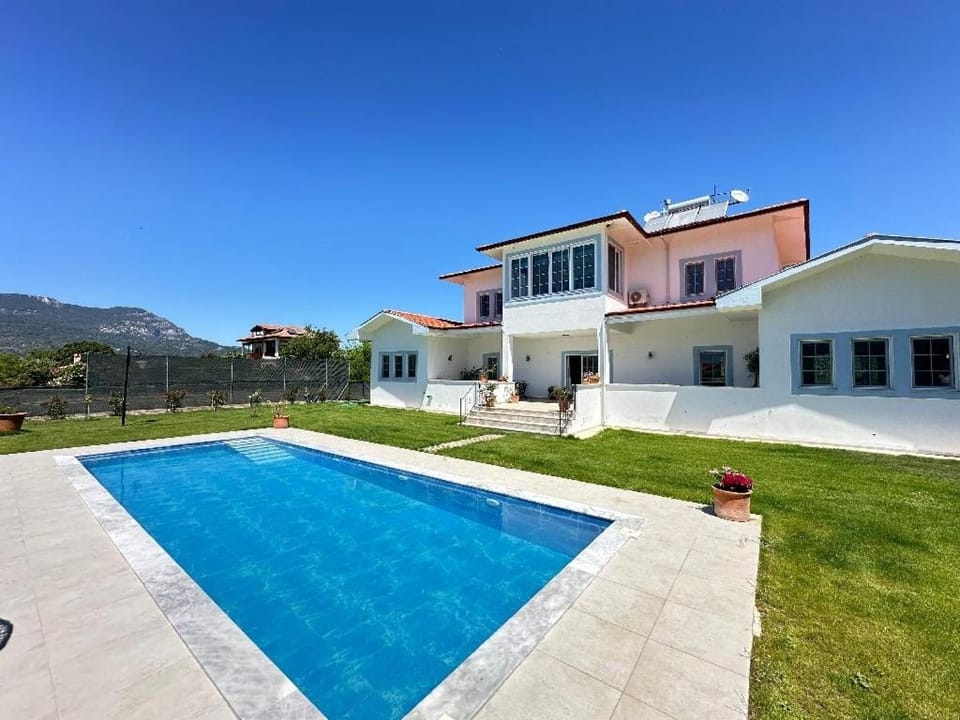Property building, Garden, Swimming pool