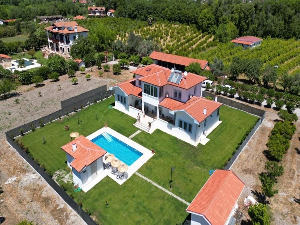 Property building, Bird's eye view, Garden, Swimming pool