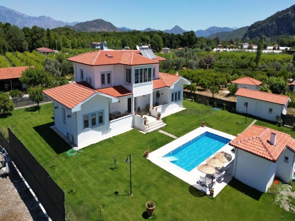 Property building, Natural landscape, Bird's eye view, Garden, Garden view, Swimming pool