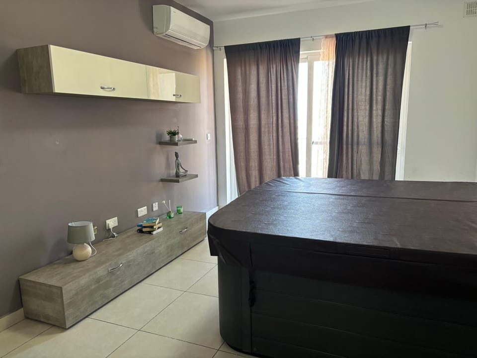 2 Bedroom Apartment in Xgħajra with hot tub near the sea Apartment in Malta