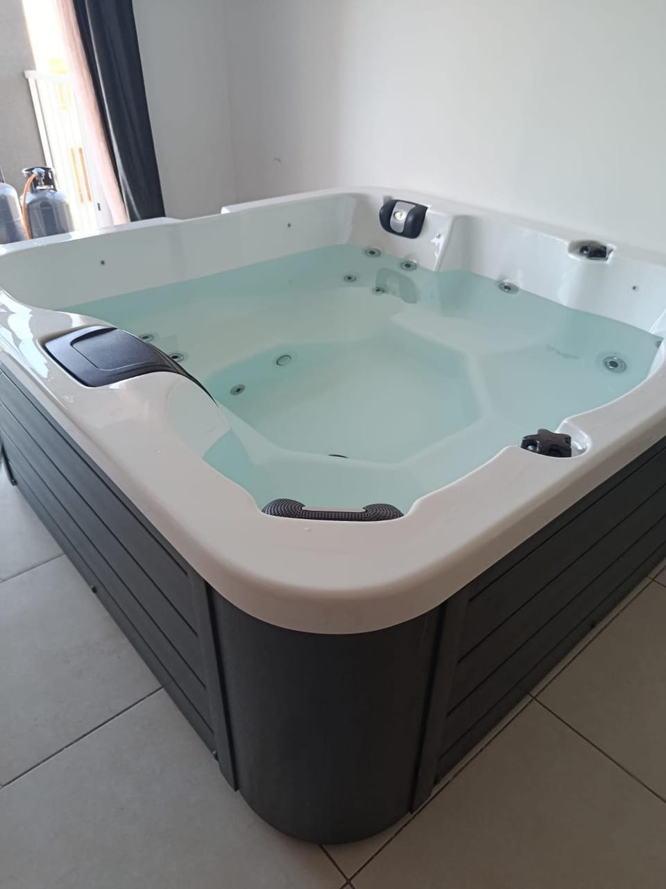 2 Bedroom Apartment in Xgħajra with hot tub near the sea Apartment in Malta