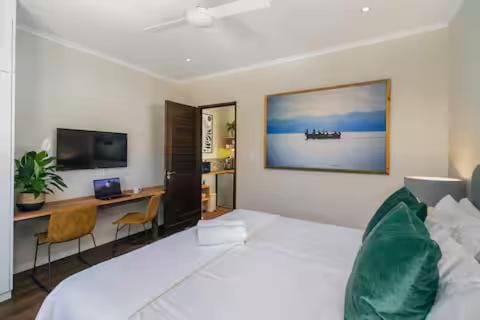 Separate Private Room, Own Entrance, Leisure Isle Bed and Breakfast in Knysna