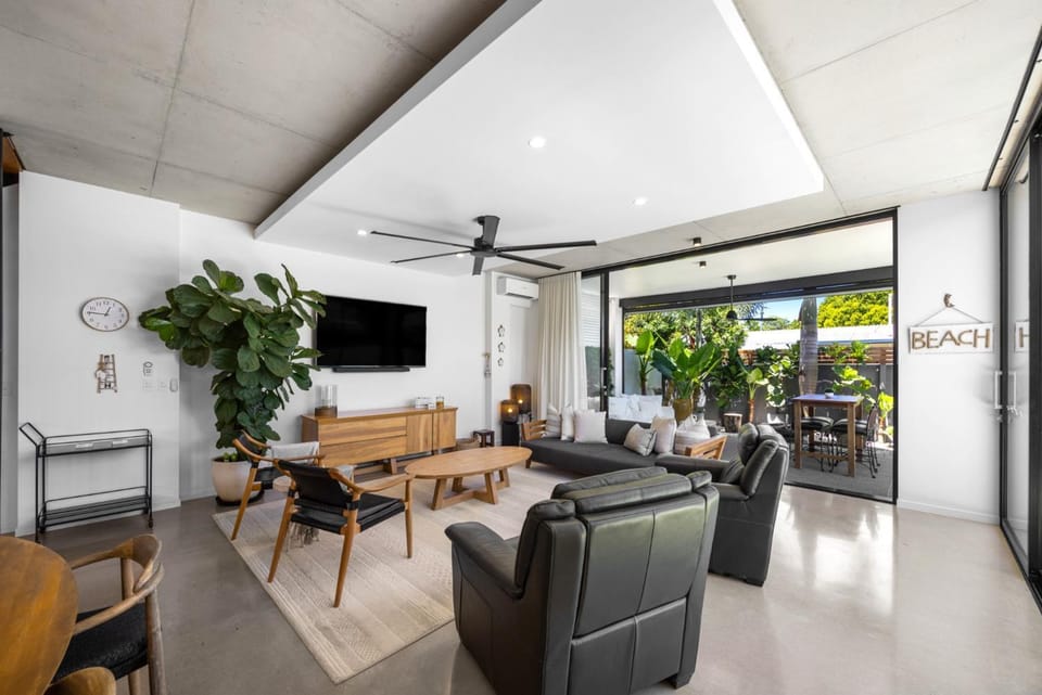 Spacious 3-Bedroom Retreat with BBQ and Pool House in Coolum Beach