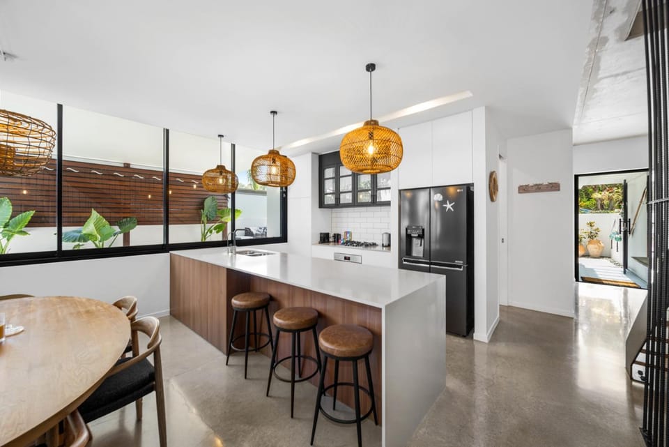 Spacious 3-Bedroom Retreat with BBQ and Pool House in Coolum Beach