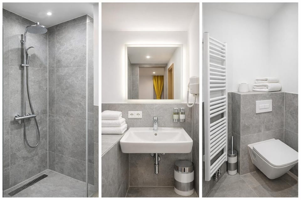 Shower, Toilet, Bathroom, towels