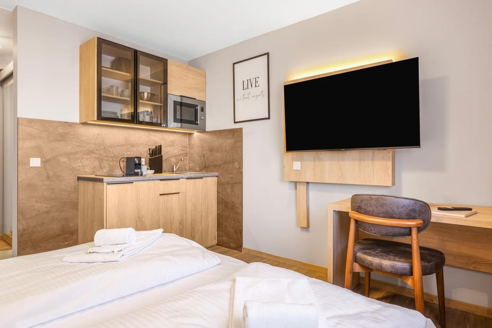 Bed, TV and multimedia, Kitchen or kitchenette, Photo of the whole room, Seating area, Bedroom