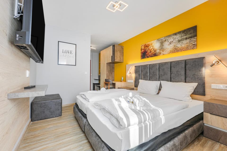 Bed, TV and multimedia, Photo of the whole room, Bedroom, towels