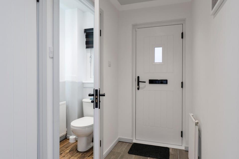 Toilet, Facade/entrance