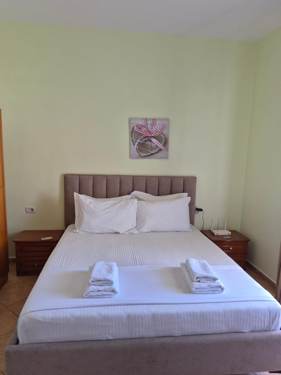 Bed, Bedroom, towels