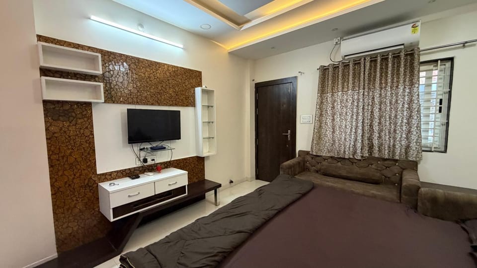 Bed, TV and multimedia, Photo of the whole room, Bedroom