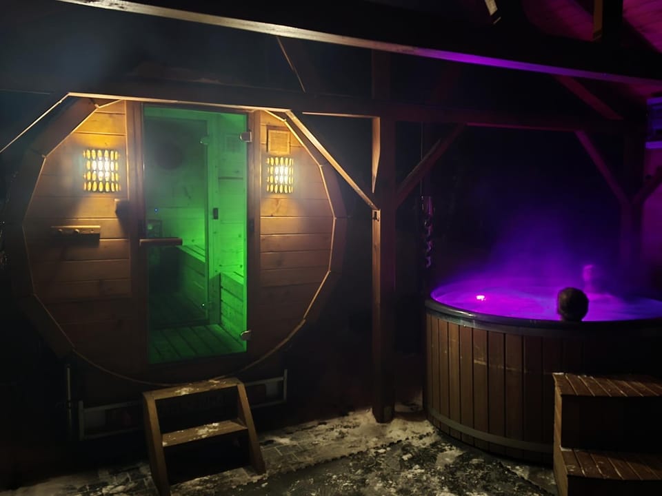 Hot Tub, Sauna