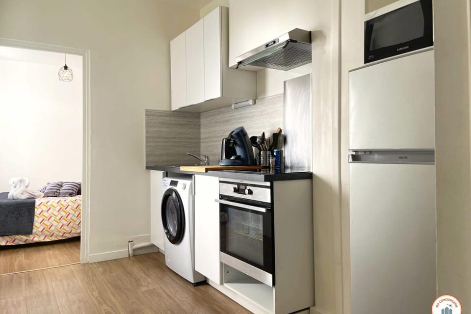 Kitchen or kitchenette, dishwasher, oven, stove