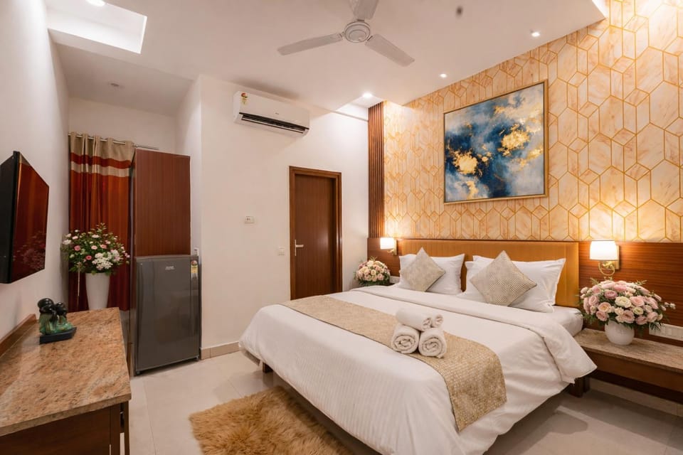 Bed, TV and multimedia, Bedroom, wardrobe, air conditioner