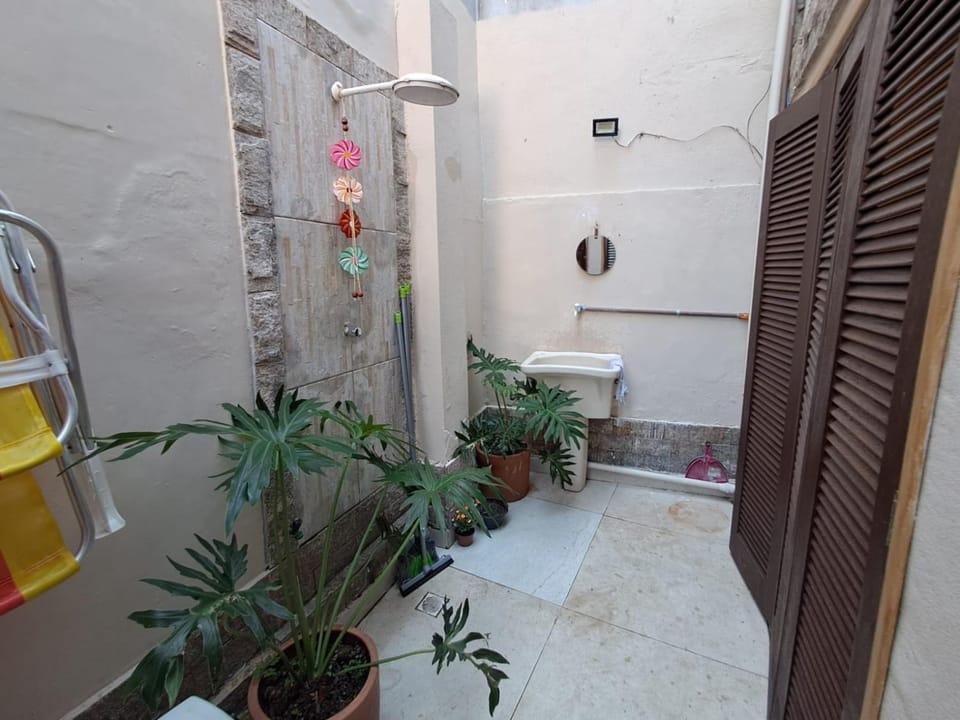 Shower, Toilet