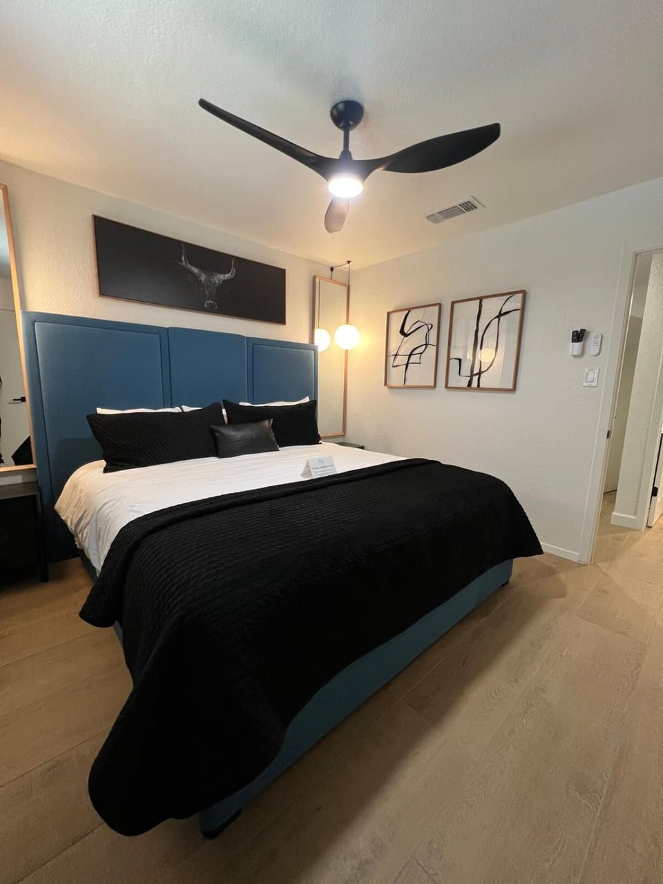 Midland Luxe, Pool, Fire Pit, Workspace, Pool Table Villa in Midland