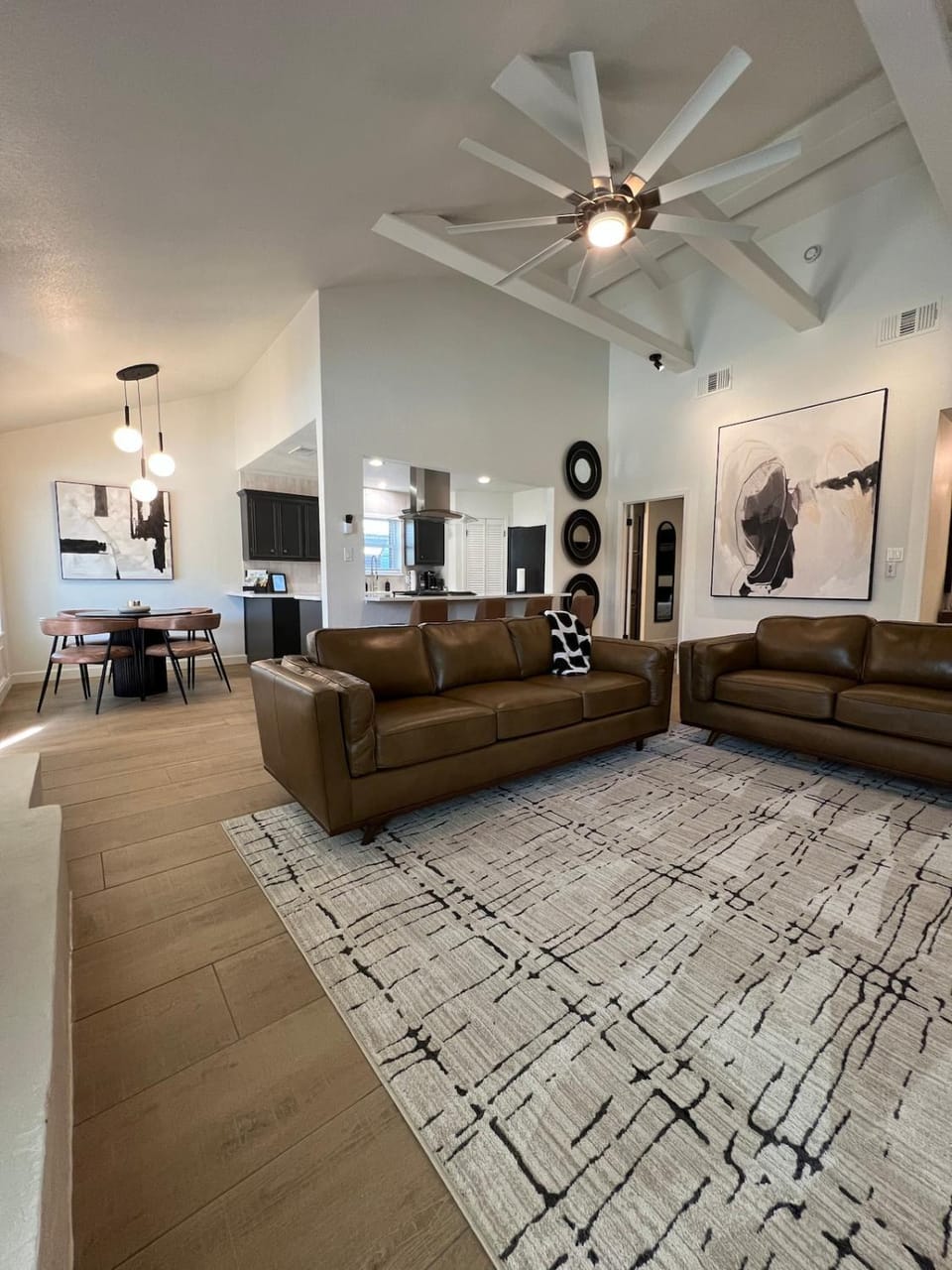 Midland Luxe, Pool, Fire Pit, Workspace, Pool Table Villa in Midland