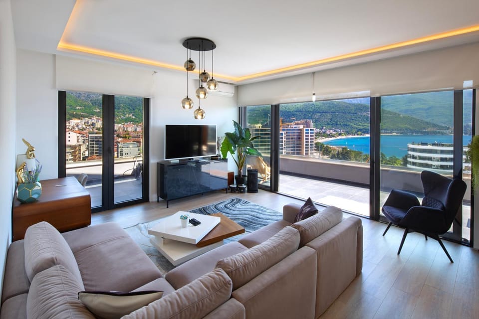 Communal lounge/ TV room, Natural landscape, TV and multimedia, View (from property/room), Balcony/Terrace, Living room, Seating area, Evening entertainment, Lake view, Mountain view, Pool view, River view, Swimming pool