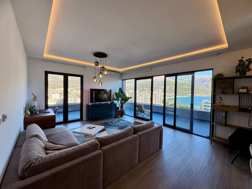 Communal lounge/ TV room, Bed, Natural landscape, TV and multimedia, Living room, Photo of the whole room, Seating area, Evening entertainment, Bedroom, Sea view