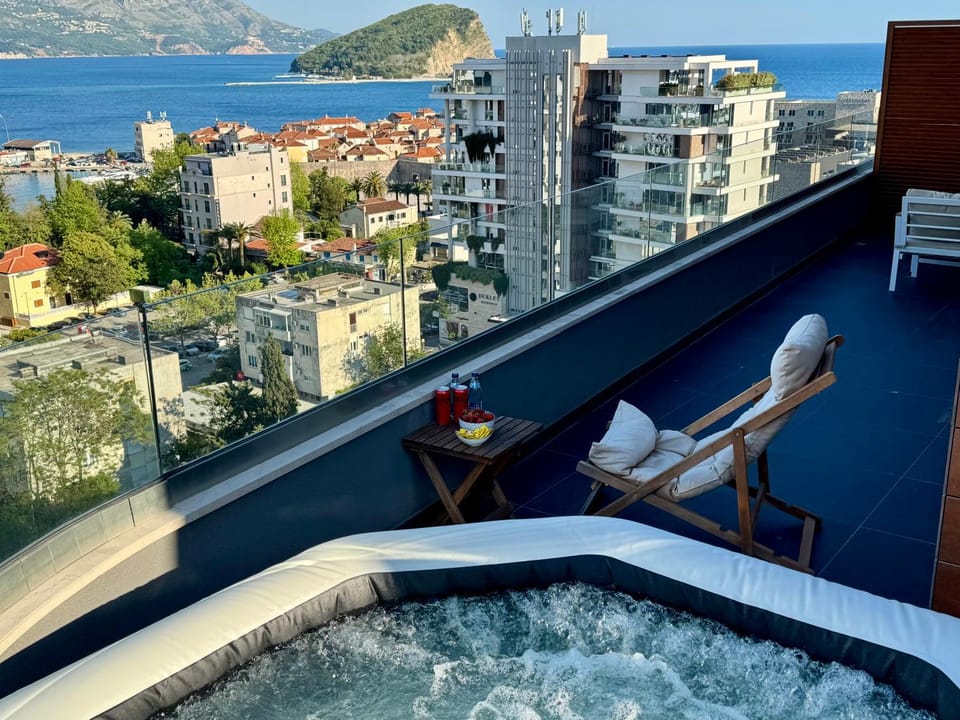 Property building, Patio, Day, Natural landscape, View (from property/room), Balcony/Terrace, Balcony/Terrace, City view, Lake view, Mountain view, Pool view, River view, Sea view, Swimming pool