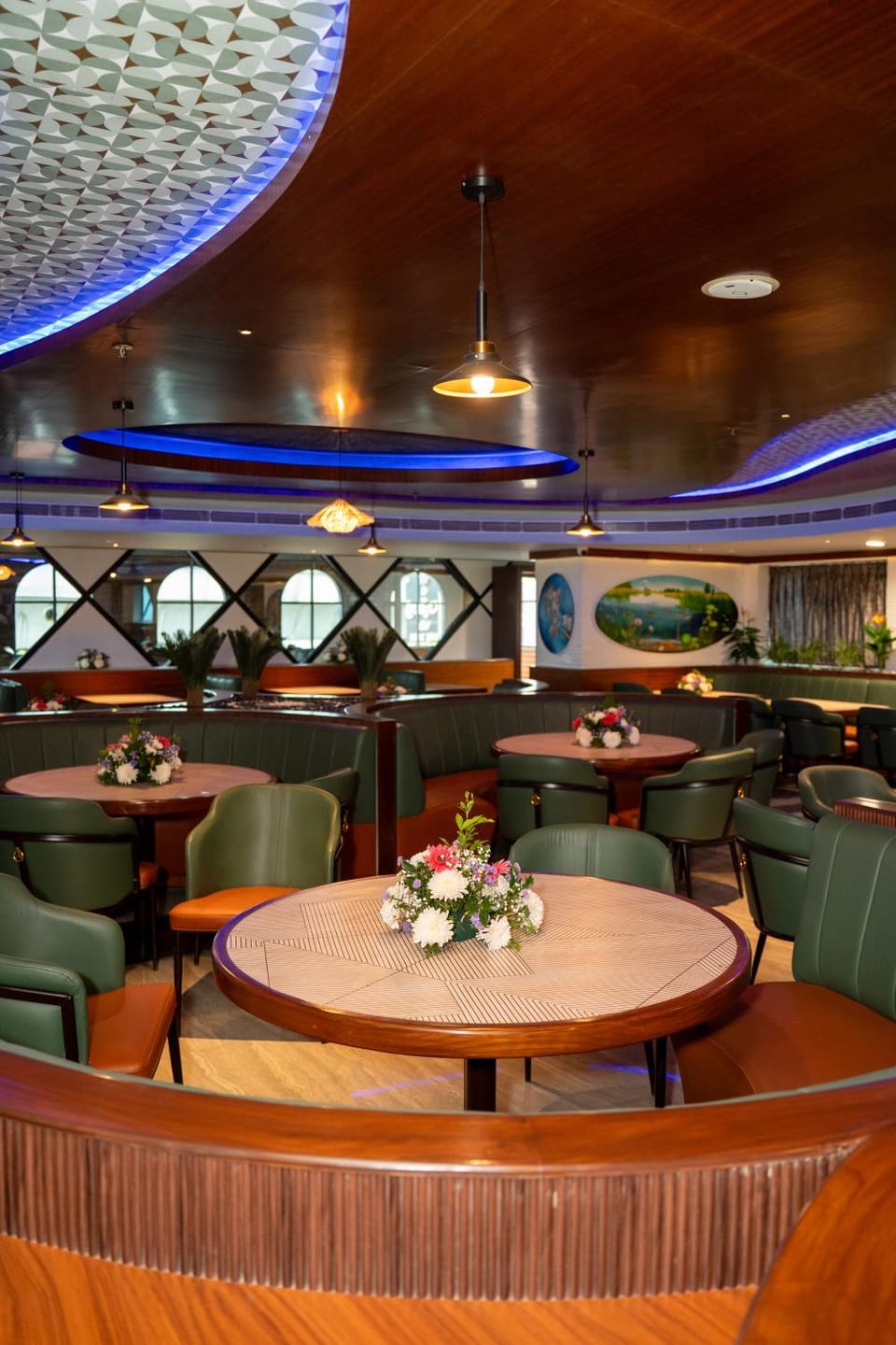 Restaurant/places to eat, Lounge or bar