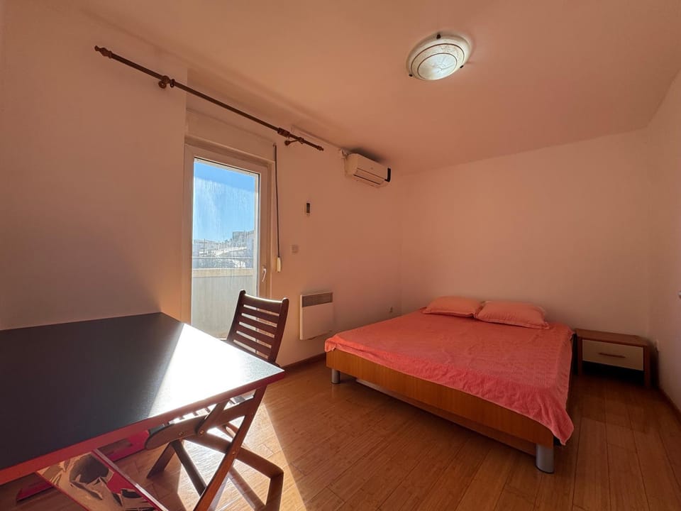 Bed, Living room, Photo of the whole room, Seating area, Dining area, Bedroom, air conditioner
