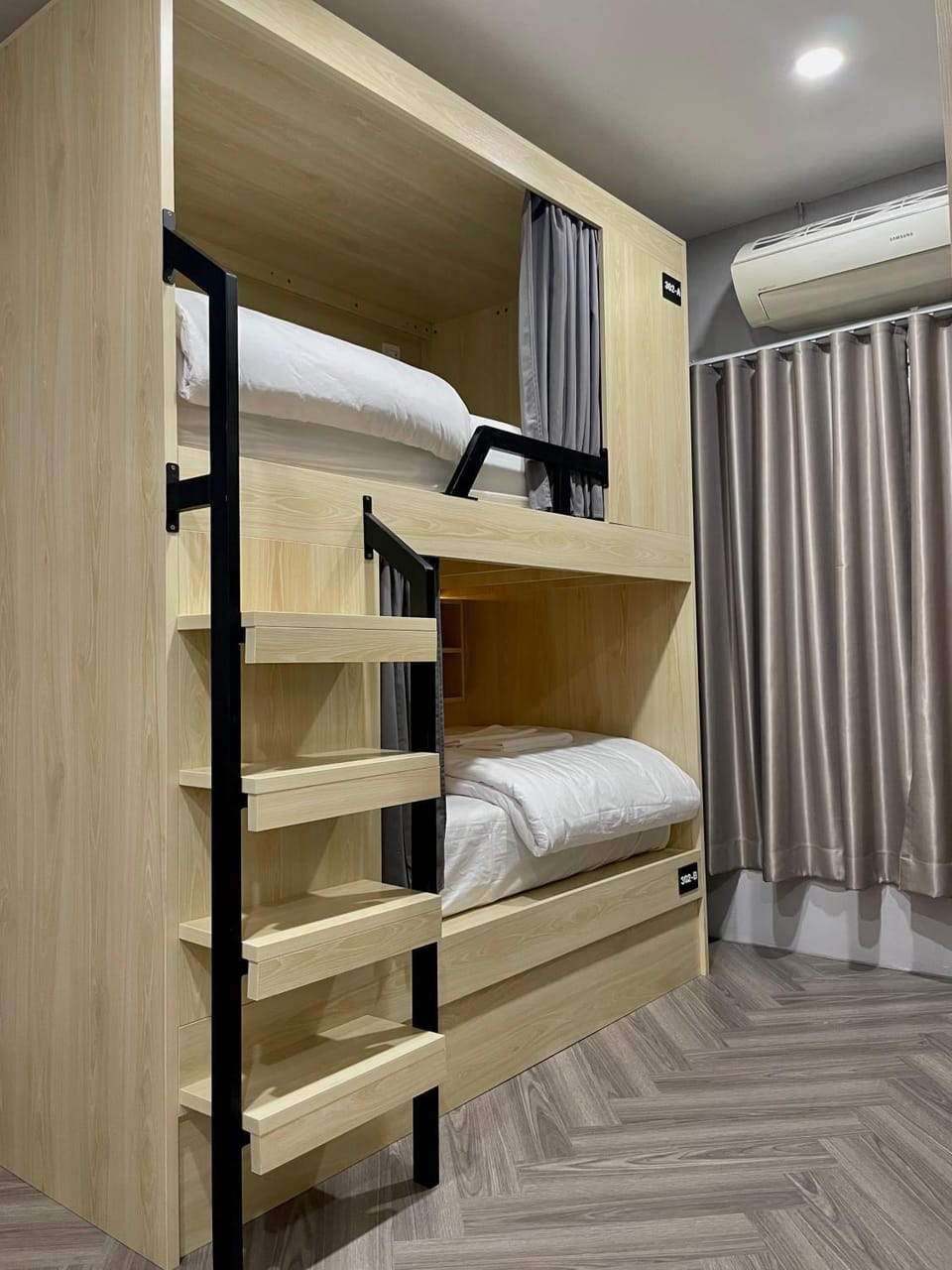 Bed, Photo of the whole room, Bedroom, bunk bed, air conditioner