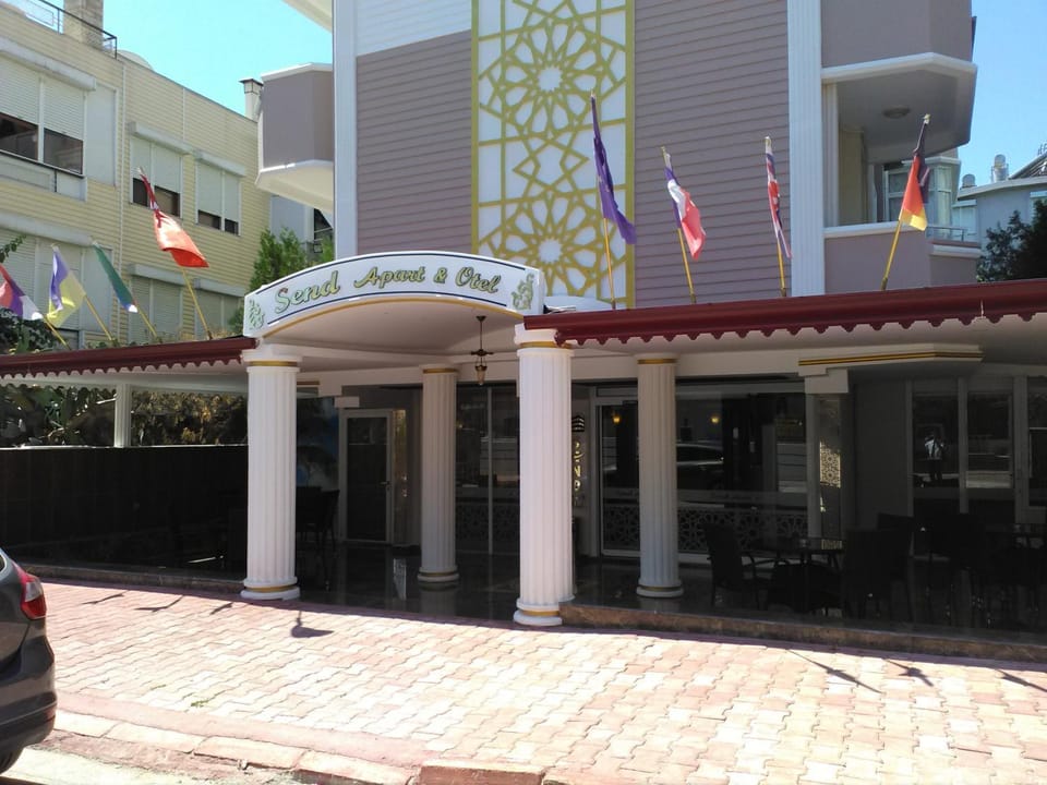 Facade/entrance