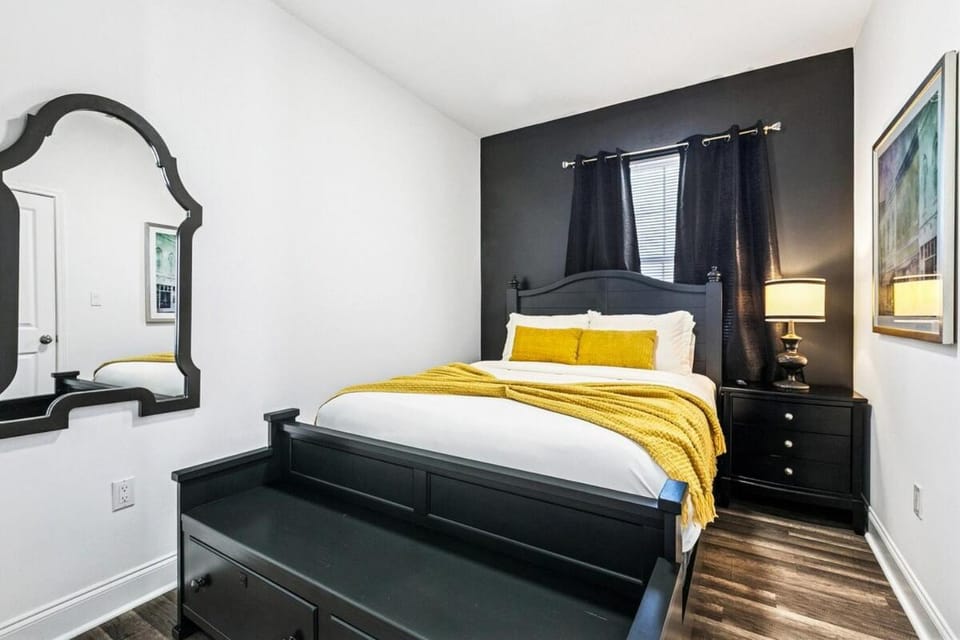 Spacious 10BR NOLA Home, Perfect for Groups, King bed Apartment in Ninth Ward