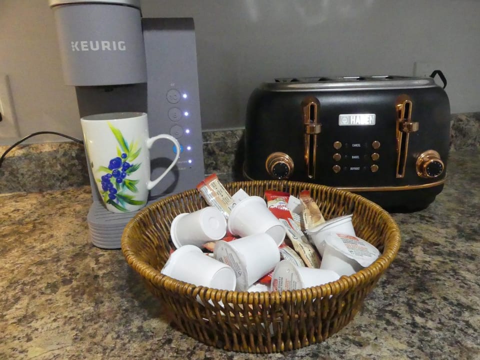 Coffee/tea facilities, toaster