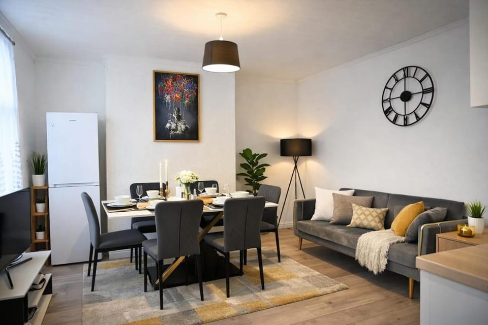 4BDR Contractor hub - sleeps 7 - free on street parking Apartment in Salford