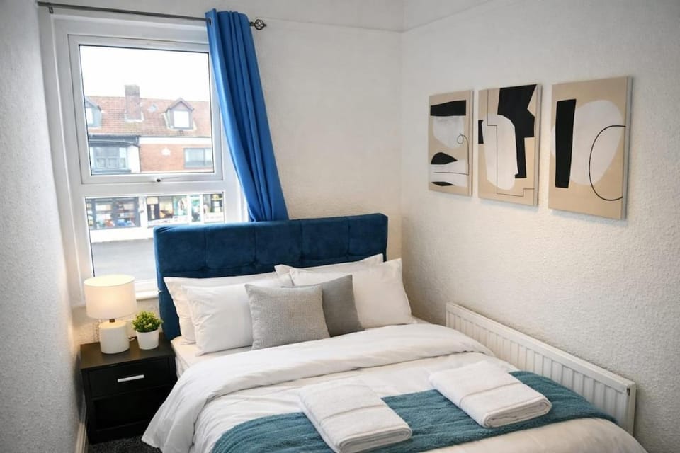 4BDR Contractor hub - sleeps 7 - free on street parking Apartment in Salford
