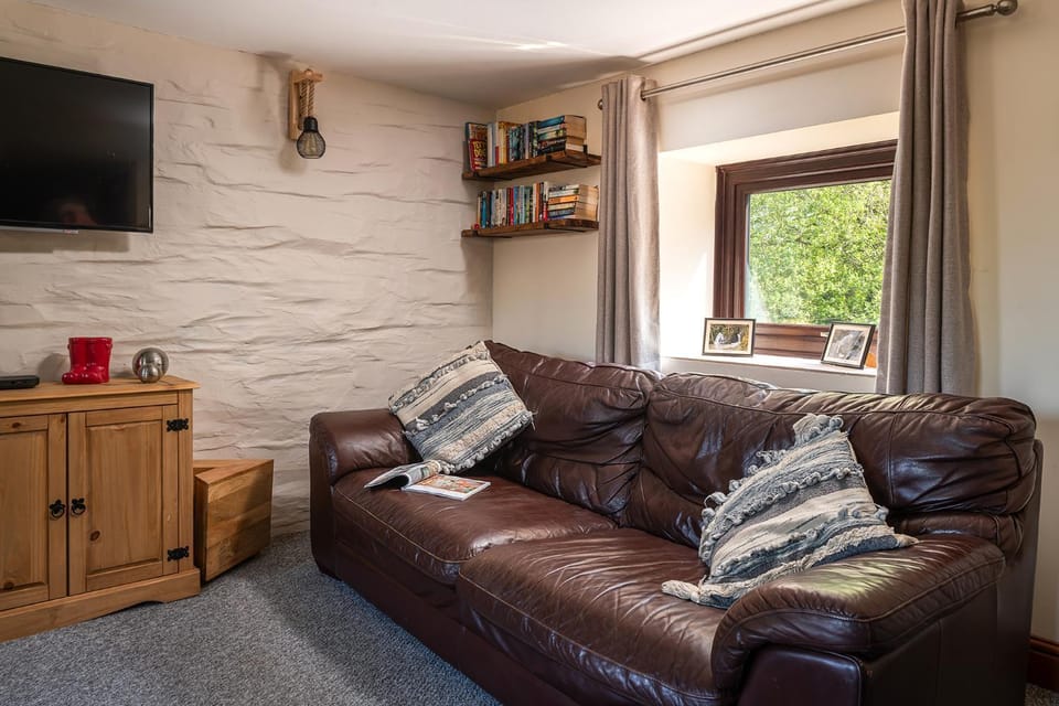 Rural, Secure Garden, Woodland Walks, 23 min to beach House in Clydau