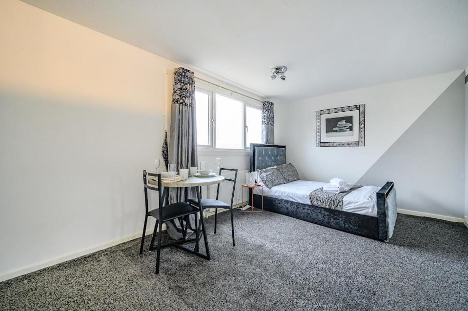 RB10O- Satisfying and Spacious Stay Apartment in Leeds