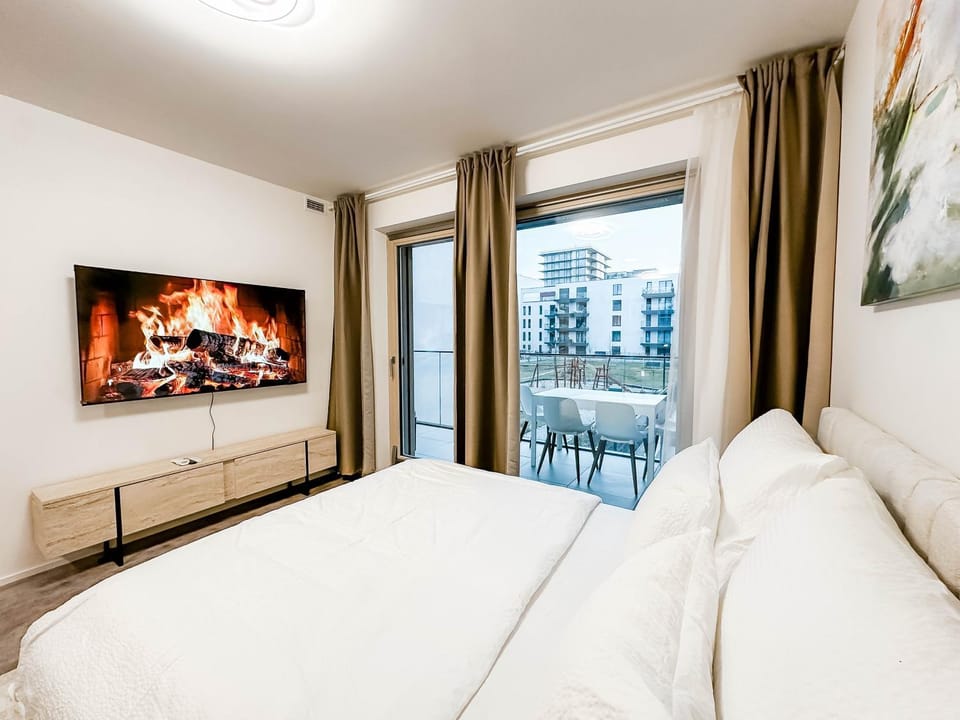 Communal lounge/ TV room, Bed, TV and multimedia, Photo of the whole room, Evening entertainment, Bedroom