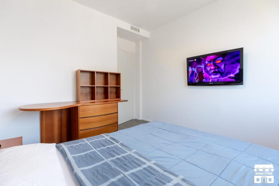 Bed, TV and multimedia, Photo of the whole room, Bedroom
