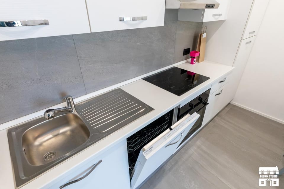 Kitchen or kitchenette, dishwasher, stove