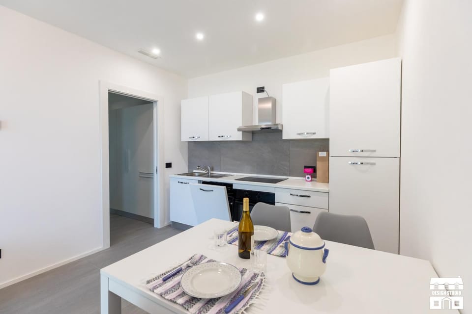 Kitchen or kitchenette, Dining area, stove