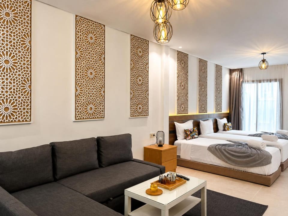 Bed, Living room, Photo of the whole room, Seating area, Bedroom