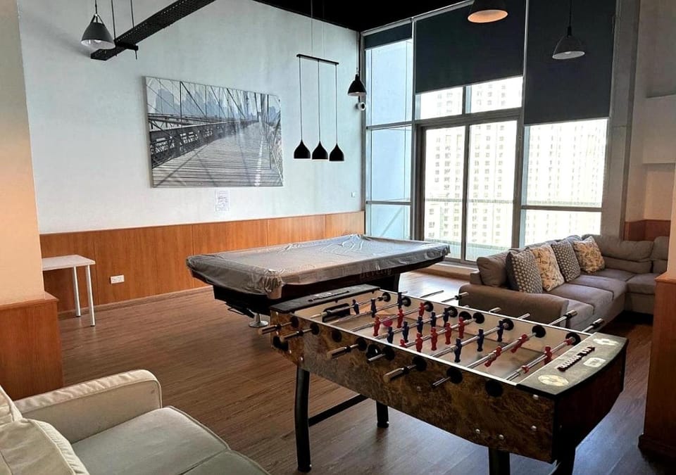 Modern 1BR Marina 3mins walk to JBR Beach & Tram Apartment in Dubai