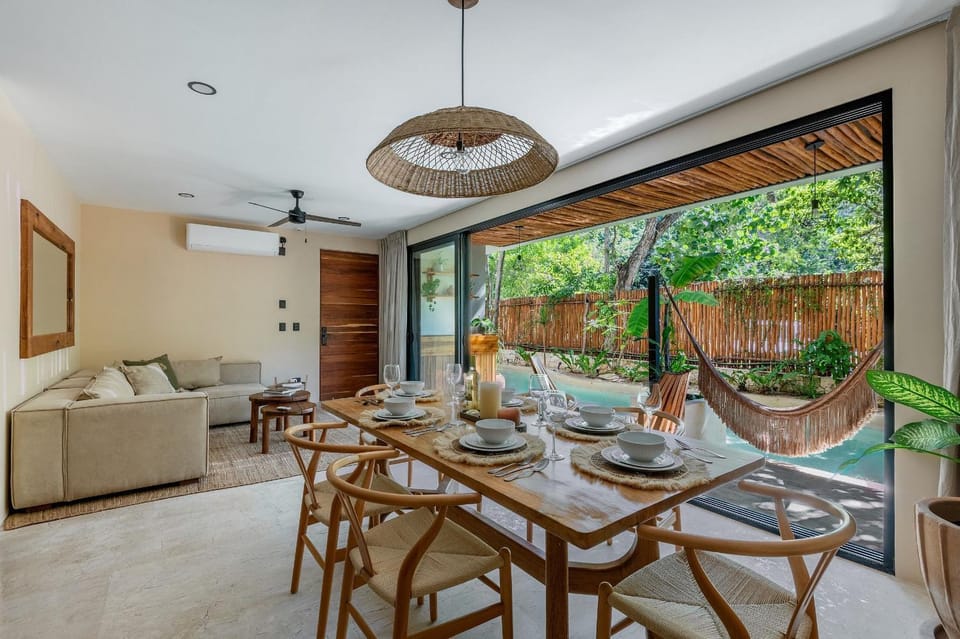 Dining area, Meals