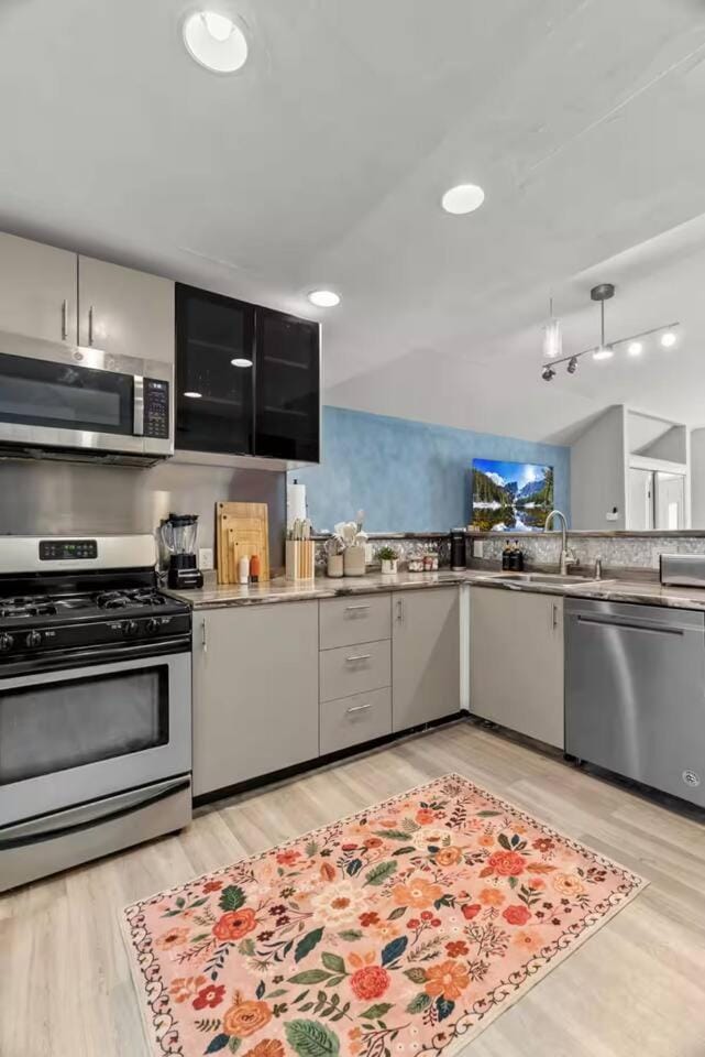 Stylish 2BR Dual-Kitchen Retreat Near Forest Park House in Saint Louis