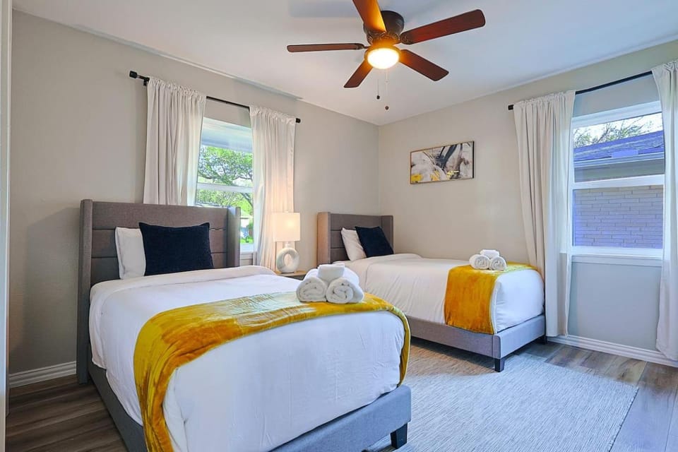 3BR Richardson Park Retreat With Deck Sleeps 11 House in Richardson