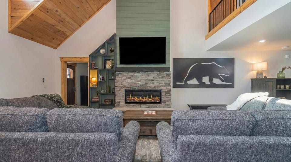 Spruce Hollow: Brand NEW, Lake Access w. Dock Slip, Dog Friendly, Hot Tub House in Deep Creek Lake