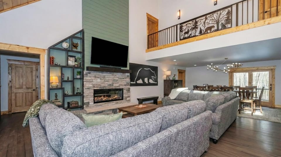 Spruce Hollow: Brand NEW, Lake Access w. Dock Slip, Dog Friendly, Hot Tub House in Deep Creek Lake