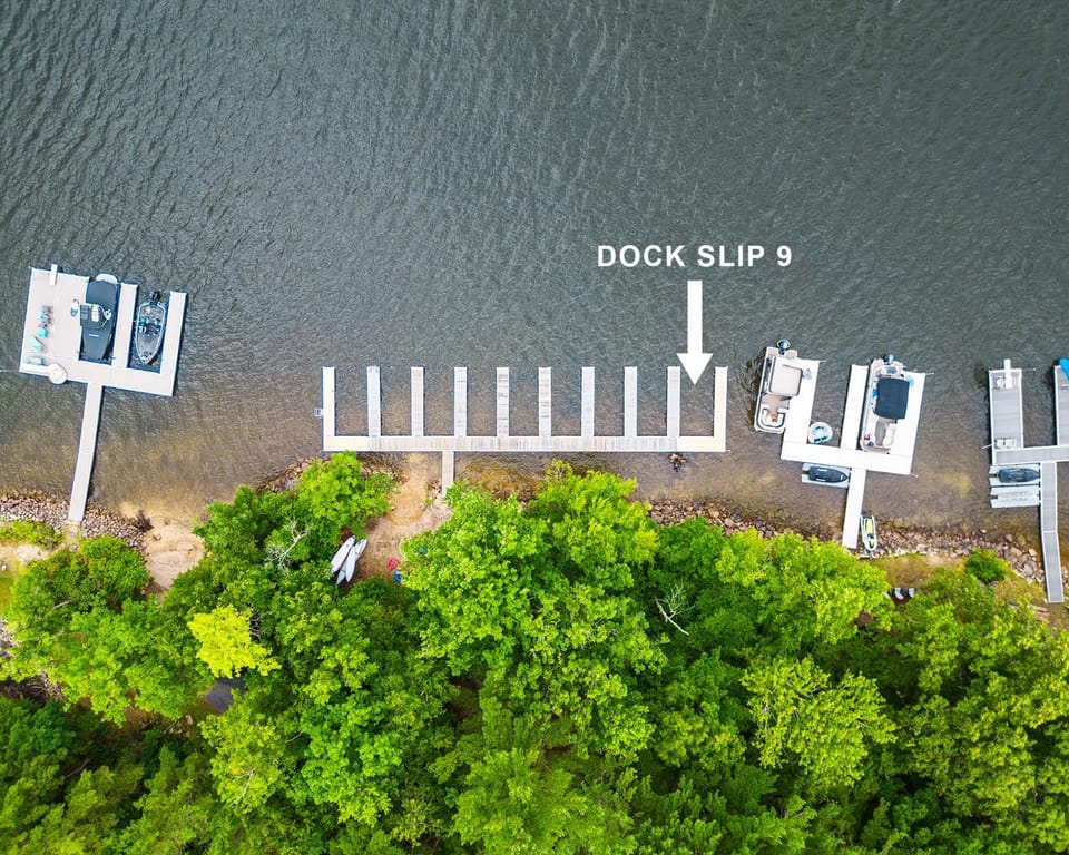 Spruce Hollow: Brand NEW, Lake Access w. Dock Slip, Dog Friendly, Hot Tub House in Deep Creek Lake