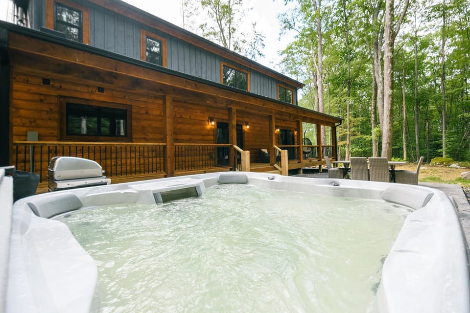 Maple Ridge New Lake Access Home with Hot Tub House in Deep Creek Lake
